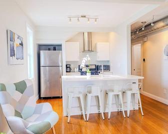 Jennifer's Amazing City View Private Apartment - Providence - Kitchen