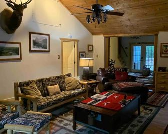 Clifftops cabin with access to lake, bluff views, Sewanee - Monteagle - Living room