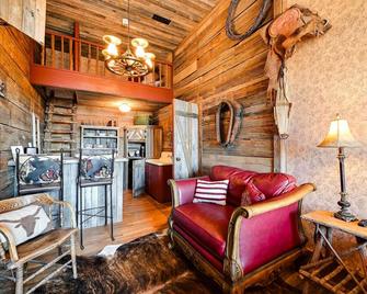 Western-Themed Decatur Studio on Main Street! - Decatur - Living room