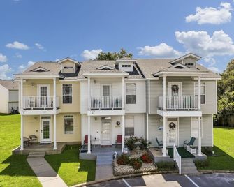 Spacious and comfortable townhome close to the beach! POOL! - Gulfport - Building