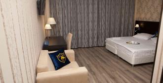Hotel Gold Shark - Lobnya - Bedroom