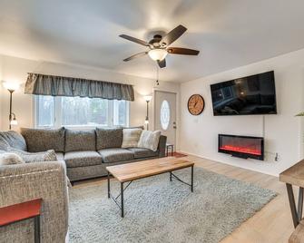 Cozy Petoskey Home Less Than 1 Mi to Little Traverse Bay! - Petoskey - Living room