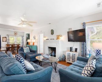 1120 E Arctic Ave - Neptune's Folly - Ocean View - Folly Beach - Вітальня