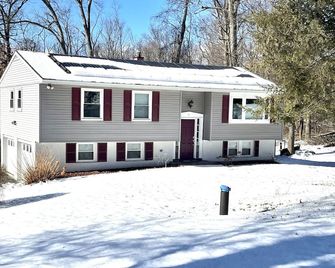 Beacon,Hudson Valley, 4bedroom 2bath, Sleeps 7, Pool, Hot Tub, Wifi,1.5m to town - Beacon - Building