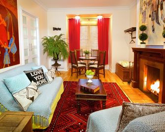 Auberge Les Bons Matins - Montreal - Living room