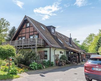 Ferienwohnung auf Rügen für 3 Erwachsene und 1 Kind in Schaprode Zi6 - Schaprode - Building