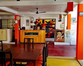 Rajalakshmi Guest House - Mahabalipuram - Front desk