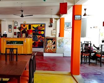 Rajalakshmi Guest House - Mahabalipuram - Front desk