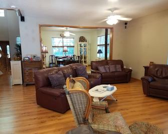 Perfect For Family Reunions. Close By The Villages & Shopping Yet Very Private. - Lady Lake - Living room