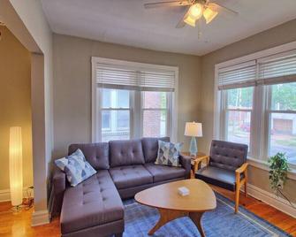 Almond Blossoms at TG Park | Fenced Backyard+W/D - St. Louis - Living room
