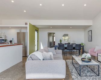 Walk to Salamanca. Inner City Suburb, On-Site parking. - Sandy Bay - Sala de estar