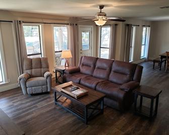 Salado Retreat On Royal Street.Updated Photos - Salado - Living room