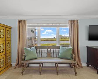 Hosta Cottage - Beautiful, Waterfront, Luxury - New Church - Living room