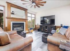 Cozy Home Away, 5 Br, 5ba With Hot Tub & Game Room - Clive - Living room