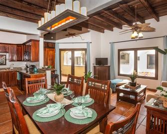 Gecko Getaway condo - Coxen Hole - Essbereich