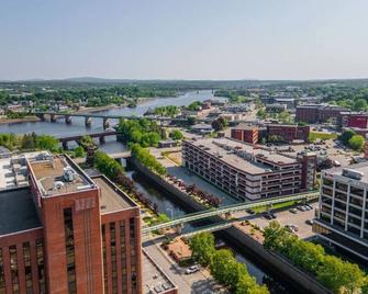 City Serenade-Downtown Oasis with a Musical Touch - Bangor