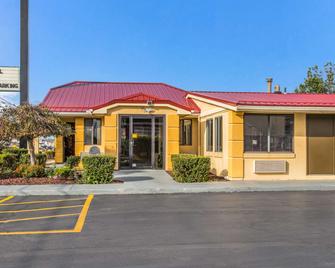 Econo Lodge Norwalk - Norwalk - Building