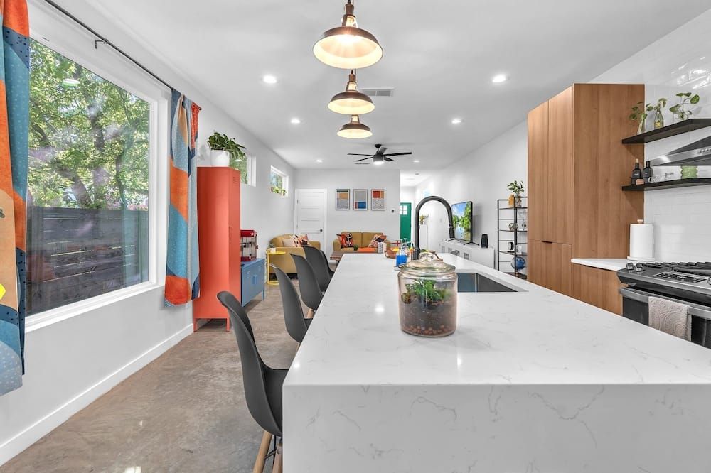 Sun-Filled Modern Oasis - 5 Min to DT - San Antonio - Comedor