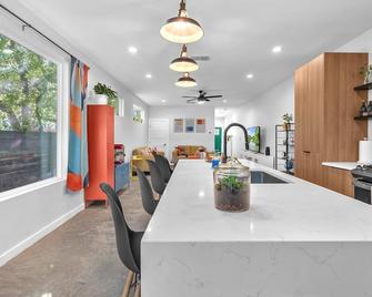 Modern Nature - 2 Story Downtown Delight - San Antonio - Dining room