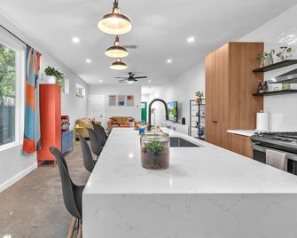Sun-Filled Modern Oasis - 5 Min to DT - San Antonio - Comedor