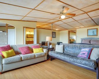 Secluded Texas Hill Country Vacation Rental - Deck - Medina - Living room