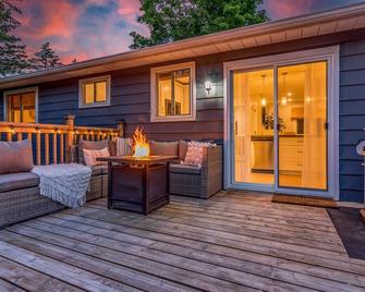 Hideaway Bungalow Retreat w/ Privat Hot Tub & Fire Table + Fire Pit! - Midland