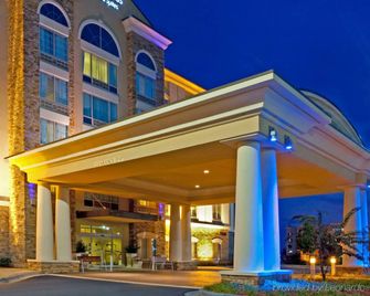 Holiday Inn Express & Suites Columbus At Northlake By IHG - Columbus - Rakennus