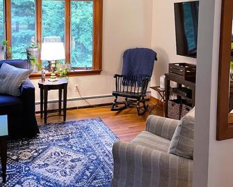 Scituate, MA: Experience Coastal Charm in a 3-Bedroom Family-Friendly Home. - Scituate - Living room