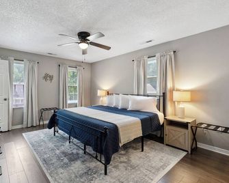 Beautiful home in quiet neighborhood with arcade room. Pet friendly! - Madison - Habitación