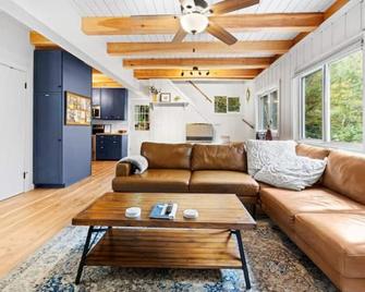 Hot Tub + Pool Table + Resort Access + Fast Wifi - Campton - Pokój dzienny