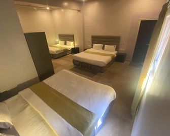 Shri Sai Palace inn - Chikamagalur - Bedroom