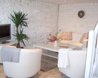 Charming rural cottage with private heated pool. Ideal for couples - Saint-Valérien - Salon