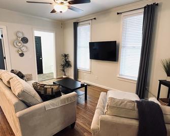 Cheerful 2-bedroom townhouse 3 min walk to town - Plymouth - Living room