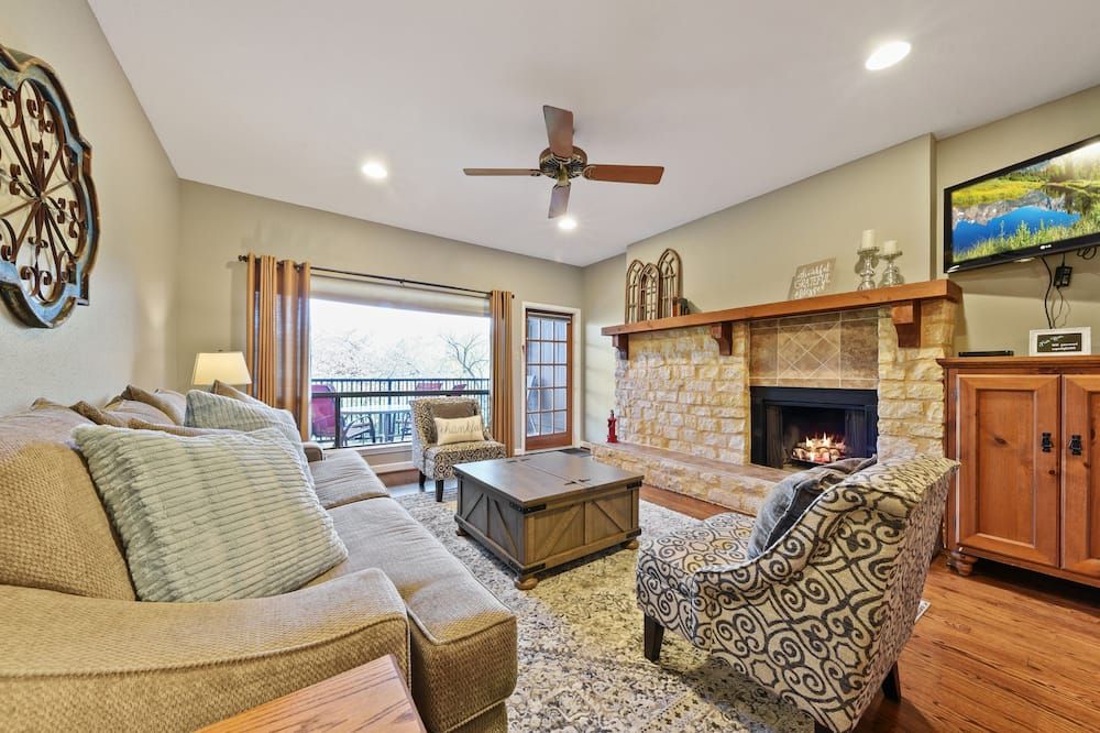 Comal River Getaway at the Froh Haus C206 - New Braunfels - Living room