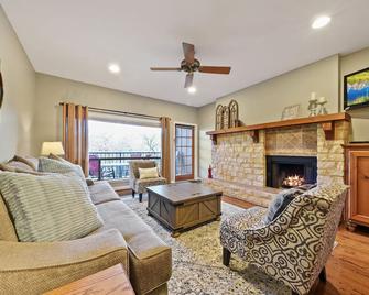 Comal River Getaway at the Froh Haus C206 - New Braunfels - Wohnzimmer