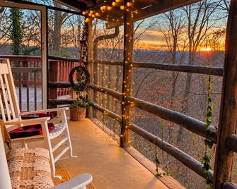Log Cabin Hideaway in the Woods near Knoxville, Tennessee - Knoxville - Balcony