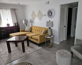 Charming 2-bedroom condo in delightful Titusville wth WiFi AC, pool laundry room - Titusville - Living room