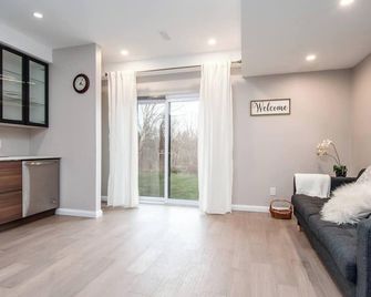 The Simple Escape, Walkout Basement on Ravine - Kitchener - Living room
