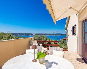 Anamar - Cozy Double Room near the Beach - Supetarska Draga - Balcón