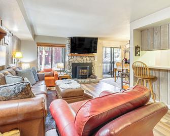 Walk to Shops and Eats Mammoth Lakes Condo with Pool - Mammoth Lakes - Soggiorno