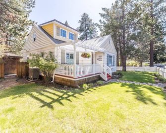 Walk mins to Downtown & Whychus Creek. Enjoy Cozy Family, Friend retreat/Sauna. - Sisters - Building
