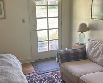 This Old Farmhouse. A few short minutes from town yet feels like sweet country. - Ashland - Living room