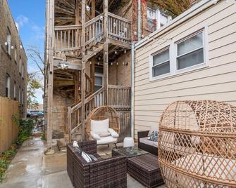 Up to 8 Spacious lovely Chicago-style 3BDR condo. Safe & quiet neighborhood - Chicago