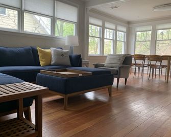 Vintage Beachside Cottage - Michigan City - Living room