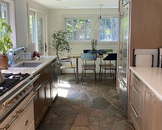 Shelter Island Tranquil Modern Barn on Private Acre to Rest & Renew All Year - Shelter Island - Cuisine