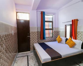 Spot On Apna Loudge - Ghāziābād - Bedroom
