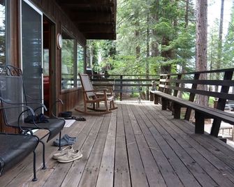 Vintage 4-bedroom cabin in Lake Almanor West with WiFi. - Chester - Patio