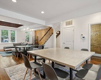 Huge 6 Queen Bed home with two decks & Parking - Washington - Yemek odası