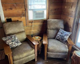 Quiver Beach Cabin - Havana - Living room