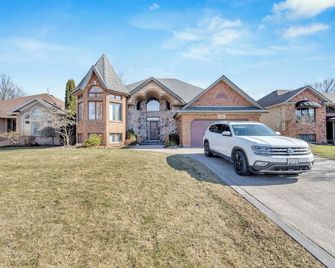 Spacious 3br Near Ambassador & Gordie Howe Bridges - Windsor - Building